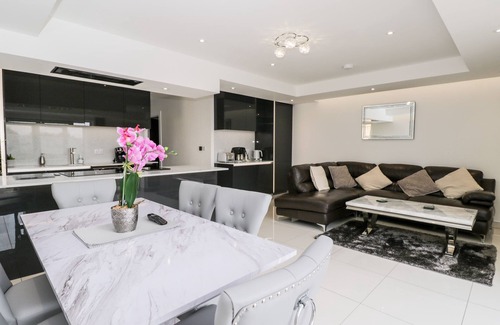 Newent Cabaña | THE PENTHOUSE, STRAWBERRY HILL VINEYARD, family friendly in Newent