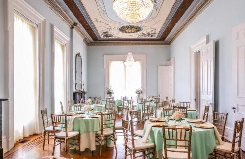 New Albany Cama Y Desayuno | The Pepin Mansion B&B on Mansion Row - 10 min to start of the Bourbon Trail