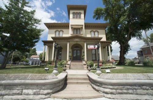 New Albany Cama Y Desayuno | The Pepin Mansion B&B on Mansion Row - 10 min to start of the Bourbon Trail