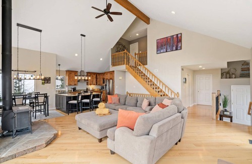 Evergreen Casa | The Perch Above the Clo