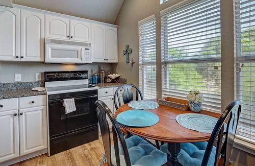 Burnet Cabina | The Perch on Lake Buchanan Dam | Loft in Burnet