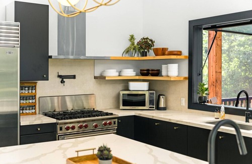 Bracebridge Cabaña | The perfect blend of colour, comfort, and class