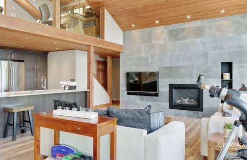Georgian Bay Casa | The perfect blend of comfort and natural beauty on Go Home Lake.