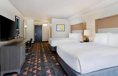 Florida Center Hotel | The Perfect Group Escape! 2 Great Rooms, Swimming Pool, Near Universal Studio
