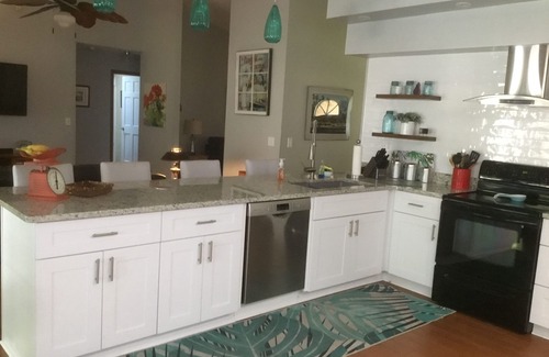 Deltona Lakes Casa | La base perfecta para explorar la Florida! 3BR, ejecutivo 2BA casa con piscina