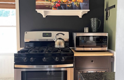 Shore Casa | The Perfect Location!! Cozy Cottage in Grand River Valley's Wine Country!