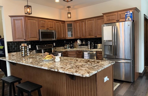 Rowland Casa | The Perfect Mountain-Swim-ski-hike-Chefs kitchen-Modern new built and cozy !!