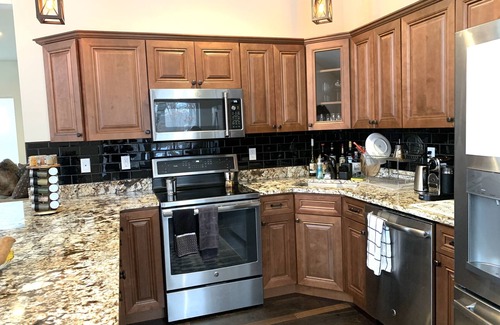 Rowland Casa | The Perfect Mountain-Swim-ski-hike-Chefs kitchen-Modern new built and cozy !!