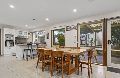 Tullamarine Casa | The Perfect Transit, Large, w/Game Room + Alfresco, 5min/Airport - 15min City