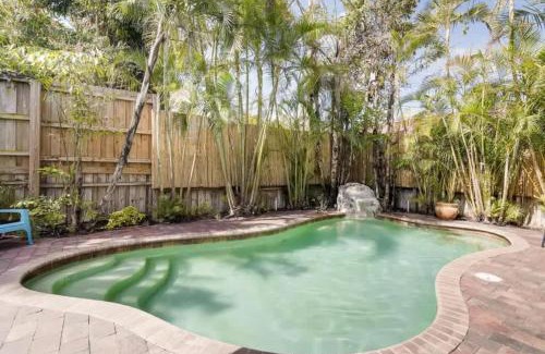 Flamingo Parks Casa | The Periwinkle House - Bask Poolside at this Sunlit West Palm Retreat