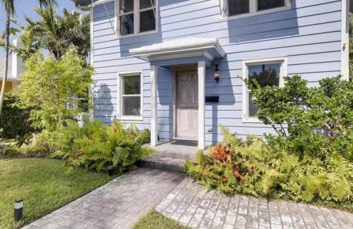 Flamingo Parks Casa | The Periwinkle House - Bask Poolside at this Sunlit West Palm Retreat