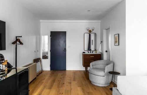 Bangor Apartamento | The Phenix DTWN Historic Hotel, King Bed, Room # 307