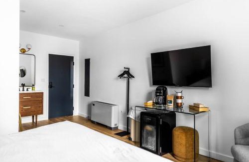 Bangor Apartamento | The Phenix, Historic Bldg, King Bed, Room # 305