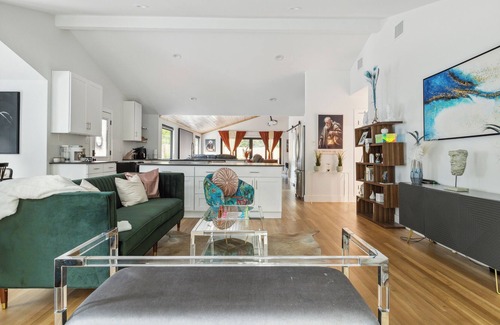 Cherrywood Casa | The Philosophers Playhouse, Pool, Ping Pong, BBQ, Projector, King B, 5 min to DT