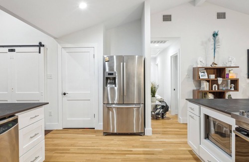 Cherrywood Casa | The Philosophers Playhouse, Pool, Ping Pong, BBQ, Projector, King B, 5 min to DT