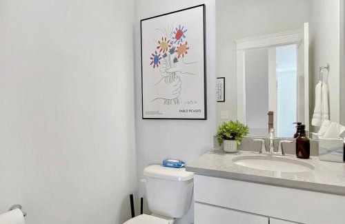 North Charleston Casa | The Picasso colorful HUGE home