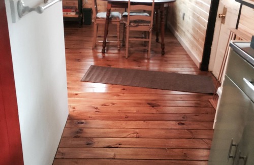 Town of Jerusalem Cabaña | The Pickerel Inn en 450 Crescent Beach