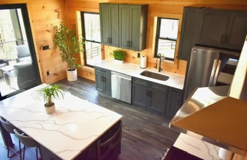 Talking Rock Cabina | The Pickleball Lodge on beautiful North Georgia Mountains. 5 minutes from Winery
