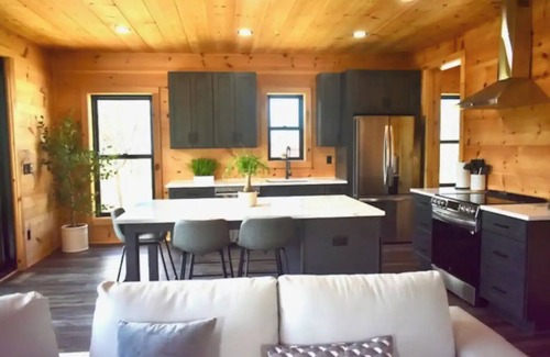 Talking Rock Cabina | The Pickleball Lodge on beautiful North Georgia Mountains. 5 minutes from Winery
