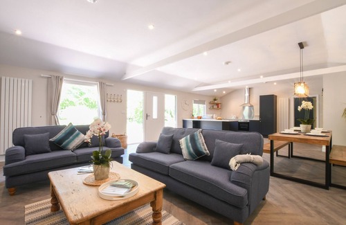 Martlesham Heath Cabaña | THE PIGLETS, pet friendly, with hot tub in Woodbridge
