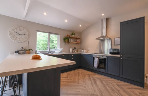 Martlesham Heath Cabaña | THE PIGLETS, pet friendly, with hot tub in Woodbridge