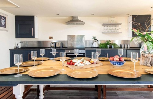Wick Casa | Dos cabañas de madera de 2 dormitorios, con capacidad para 16 personas.