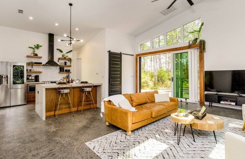 Milton Casa | THE PINE HOUSE Luxury, Romantic, Unique Retreat on 3 acres of pines- Pace, FL