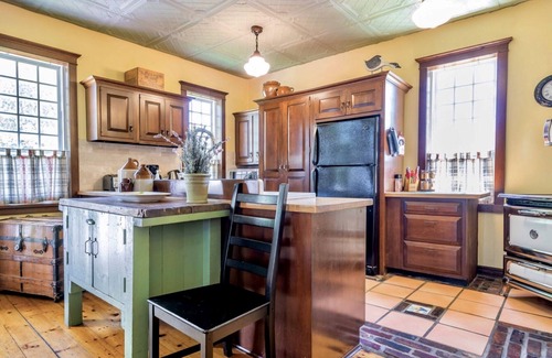 Historic Old Town Casa | The Pines, Circa 1850 in Old Town NOTL, with Heated Pool, Sleeps 10