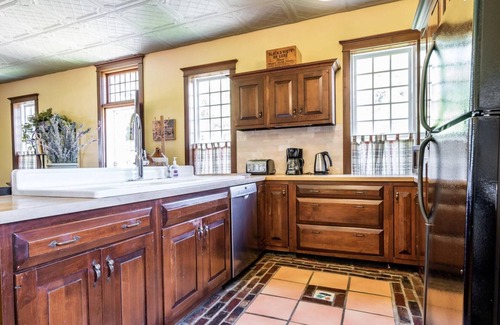 Historic Old Town Casa | The Pines, Circa 1850 in Old Town NOTL, with Heated Pool, Sleeps 10