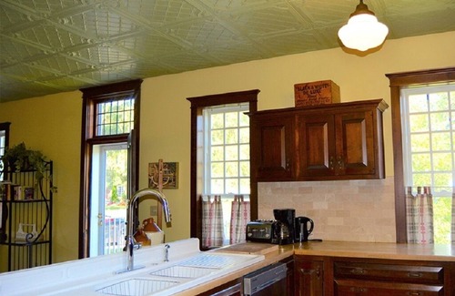 Historic Old Town Casa | The Pines, Circa 1850 in Old Town NOTL, with Heated Pool, Sleeps 10