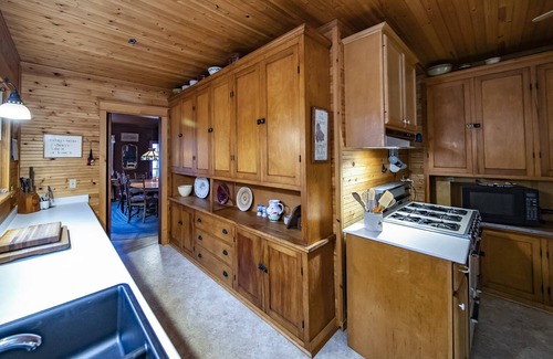 Eagle River Cabina | The Pines Lodge -On the Chain of 28 Chain of Lakes