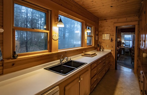 Eagle River Cabina | The Pines Lodge -On the Chain of 28 Chain of Lakes
