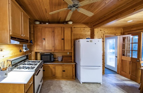 Eagle River Cabina | The Pines Lodge -On the Chain of 28 Chain of Lakes