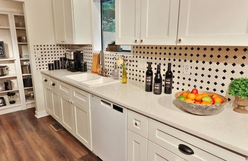 College Place Casa | The Pines, Newly Remodeled Lodge-Style Home in Quiet Cul-de-Sac