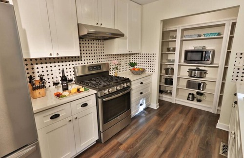 College Place Casa | The Pines, Newly Remodeled Lodge-Style Home in Quiet Cul-de-Sac