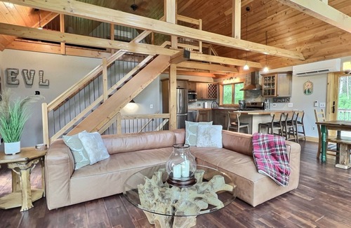 Little Valley Chalet De Esquí | The Pines on Maples~ Hot Tub ~ Fire Pit & Indoor Fireplace - Game Room