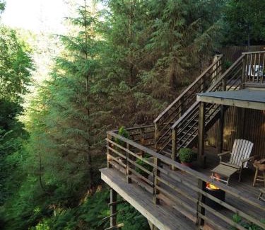Richmond Casa | The Pines Treehouse at Treetops Hideouts