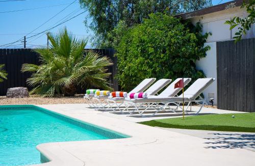 Indio Casa | The Pink Cactus - Desert Retreat - Luxe Pool, Golf & Game Room