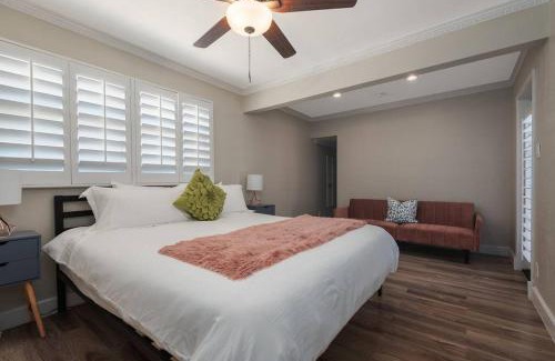 Indio Casa | The Pink Cactus - Desert Retreat - Luxe Pool, Golf & Game Room