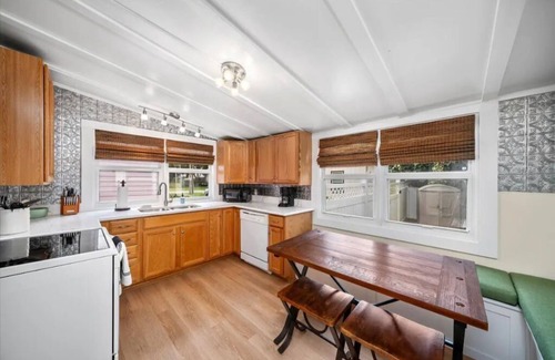 Vero Beach Casa | The Pink Flamingo - 10 mins from the beach!