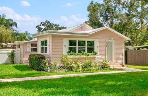 Vero Beach Casa | The Pink Flamingo - 10 mins from the beach!