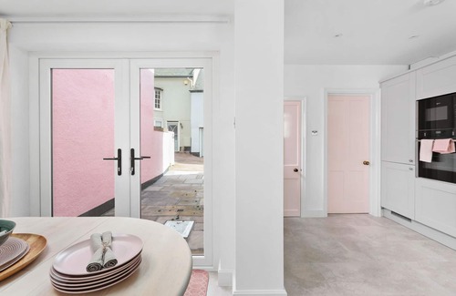 Budleigh Salterton Casa | The Pink House - a house that sleeps 6 guests in 3 bedrooms