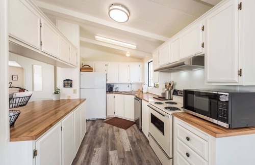Sequim Casa | The Pink House - Dungeness Waterfront Home