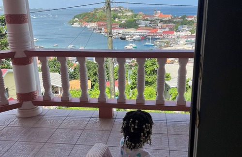 St. George's Apartamento | The Pink House Overlooking with the Carenage. Features 2 Person Jacuzzi Tub.