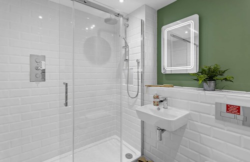 Stoke Fleming Casa | THE PINK HOUSE, pet friendly, with open fire in Stoke Fleming