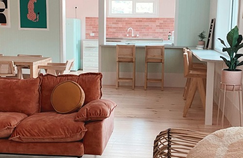 Lorne Casa | The Pink Lodge - 60's inspired beach fun