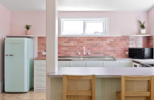Lorne Casa | The Pink Lodge - 60's inspired beach fun