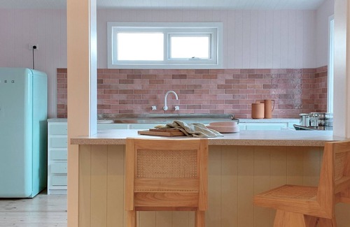 Lorne Casa | The Pink Lodge - 60's inspired beach fun