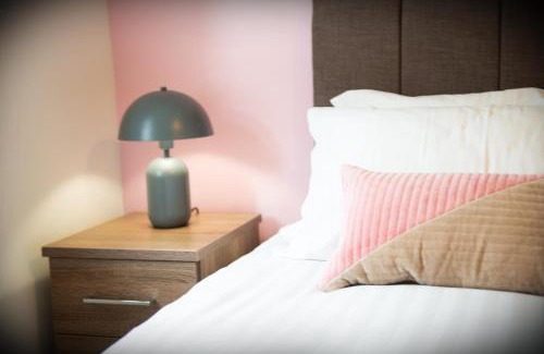 Hatfield Apartamento | The 'Pinky' - Modern 1 Bed Apartment in Hatfield - FREE Parking - Near Uni, Business Park & town centre - Big savings on Long stays