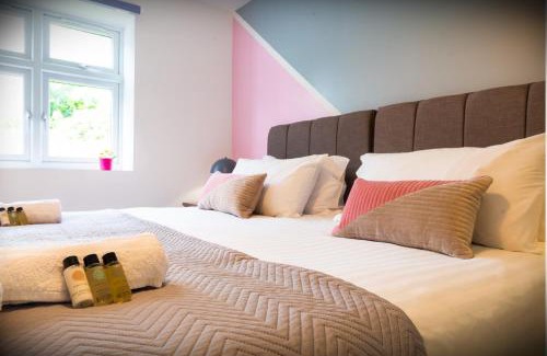 Hatfield Apartamento | The 'Pinky' - Modern 1 Bed Apartment in Hatfield - FREE Parking - Near Uni, Business Park & town centre - Big savings on Long stays